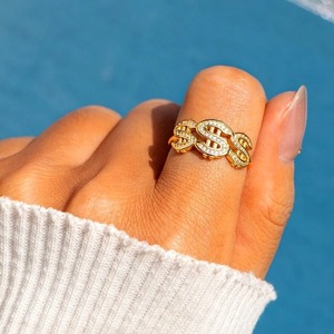 Anello Cocktail con Simbolo del Dollaro Dorato e Micro Pavé di Zirconia Cubica, Regalo Unisex, Anelli alla Moda - Product Image 3