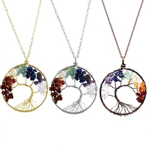 Collana Artigianale con Pendente Albero della Vita in Rame Placcato Oro, Pietra Curativa Naturale Irregolare e Cristalli Colorati - Product Image 1