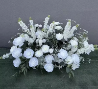 Arrangement floral de mariage tendance 2026 en rayonne rose et bleue pour allée de mariage et décoration d'entrée de mariage