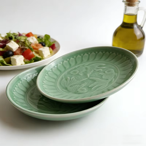 Plato hondo de 8 pulgadas con diseño de pez dorado en relieve, color celadón, apto para hoteles y restaurantes, ideal para el mercado mayorista. - Product Image 5