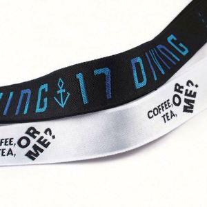 พวงกุญแจโพลีเอสเตอร์พิมพ์ลายคุณภาพสูงราคาโรงงาน สีดำชมพู สายคล้องคอสีขาวแบบกำหนดเอง - Product Image 4