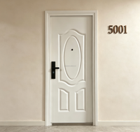 Porte d'entrée moderne à texture bois, avec panneaux de verre latéraux et porte d'entrée sécurisée.
