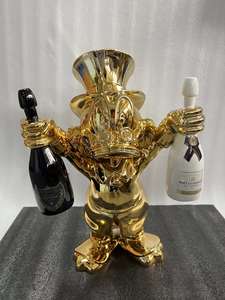 Diseño moderno Pop Art Gloss Donald Duck Estatua Escultura de resina personalizada con dos botellas Galvanoplastia Pato de fibra de vidrio de color dorado - Product Image 5