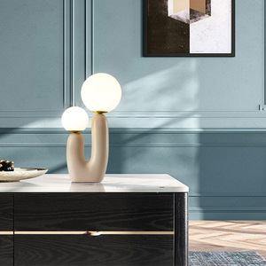 Nouveauté Lampe de table d'intérieur décorative personnalisée en résine rose avec interrupteur pour salle de lecture - Product Image 4