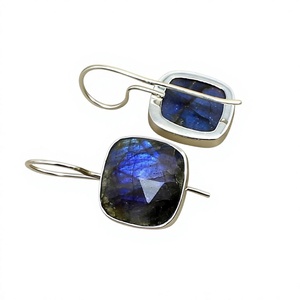 Boucles d'oreilles pendantes en argent 925 avec labradorite, serties de pierres carrées, bijoux minimalistes pour femmes, à porter au quotidien - Product Image 1