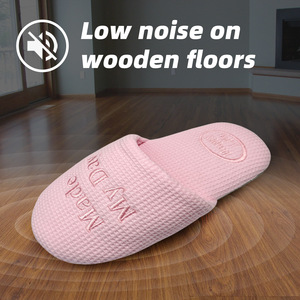 Pantofole in Tessuto Waffle Ricamate 'Made My Day Happy Life', Morbide e Antiscivolo per Interni, per Donne, Uomini e Coppie - Product Image 3