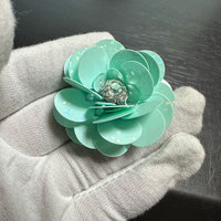 Robe à fleurs en PVC à paillettes pliées à la main de 4cm 3D et décor de chapeaux de chaussures de mariage avec un design élégant à paillettes