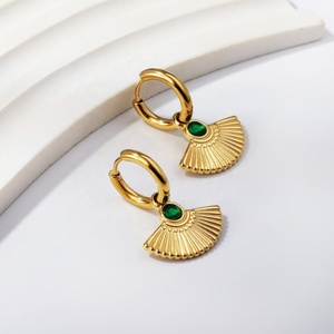 เครื่องประดับแฟชั่นเคลือบทอง 18k PVD ไม่ลอก ไม่ดำ ประดับเพทายสีเขียว ต่างหูห่วงรูปทรงเรขาคณิตสำหรับผู้หญิง - Product Image 2
