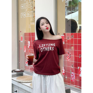 เสื้อยืดแขนสั้นสำหรับผู้หญิงสีแดงพลัมพิมพ์ลายตัวอักษรทันสมัยผ้าฝ้ายกระดาษนุ่ม - Product Image 5