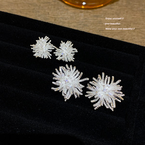 CMMZG153-D femmes haut de gamme feux d'artifice boucles d'oreilles vente chaude lumière luxe goujons Super étincelant Zircon pissenlit Niche mode - Product Image 2