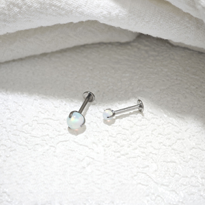 Boucles d'oreilles labret en acier inoxydable 316L avec opale | Perçage interne fileté |   Piercing plat pour cartilage, lèvre et hélix - Product Image 1