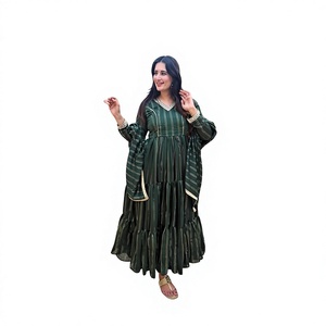 Salwar kameez traditionnel pour femmes en rayonne bordeaux avec broderie noire, longueur cheville. - Product Image 1