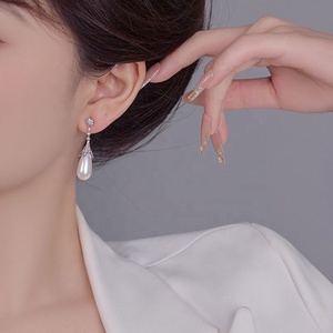 Boucles d'oreilles longues tendance pour femme en laiton plaqué or, motif géométrique, imitation perle, style français luxueux et élégant, en verre trempé - Product Image 4