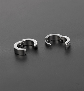 Aros Huggie de 4 mm |   Pendientes de Acero Inoxidable con Baño de Oro PVD para Hombre y Mujer |   Opciones perforadas y con clip |   Impermeable e Hipoalergénico - Product Image 4