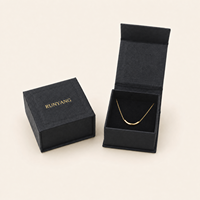 Boîte à bijoux noire mate personnalisée avec monogramme en feuille d'or et texture gaufrée pour marque de luxe, vente en gros directe d'usine
