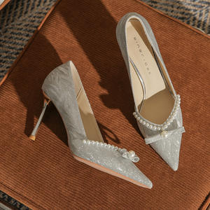 Chaussures à talons hauts élégantes pour femme, style argenté, chaussures formelles, intemporelles et adaptées aux soirées et mariages. - Product Image 1