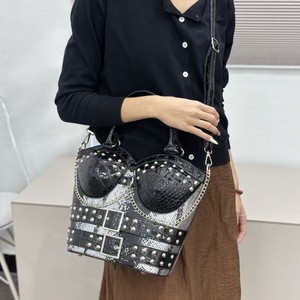 Sac fourre-tout unique pour femme en PU à motif alligator, décoré de rivets, avec bandoulière chaîne et fermeture à boucle, design composite tendance et mode - Product Image 6