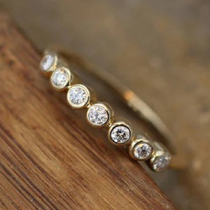 Anello Eternity Q128 in Oro Massiccio 18K con Diamanti Rotondi Incastonati, Gioiello Raffinato da Matrimonio per Donna - Product Image 4