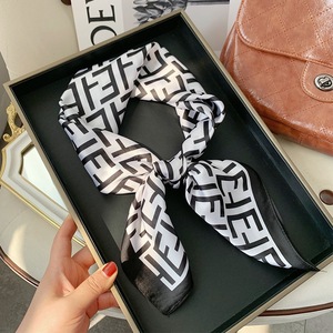 Bandana Quadrata in Raso Setoso con Logo a Prezzo di Fabbrica per Collo, Testa e Capelli, Sciarpe per Donne - Product Image 2