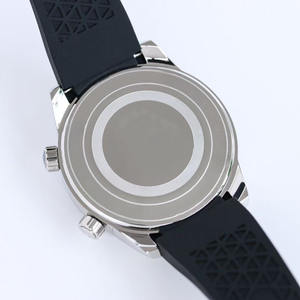 Utilisant le modèle 9015, elle présente un design moderne avec des lignes élégantes et sportives. C'est une montre pour homme. - Product Image 5