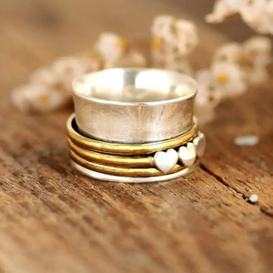 Anillo Ancho Estilo Punk Vintage con Grabado de Corazón, Bicolor, para Fiestas y Uso Diario - Product Image 6