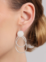 Boucles d'oreilles créoles superposées Aura, design minimaliste multi-cercles, plaqué argent, bijoux géométriques modernes pour femmes