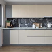 Meubles de cuisine modernes sans poignées avec îlot en marbre blanc et crédence intégrée, équipement électroménager inclus pour maison et villa