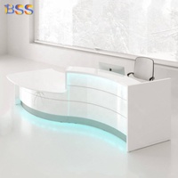 Escritorio frontal para oficina médica, Ultra moderno, blanco, Coriano, forma curvada, personalizado, con luz azul
