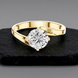 แหวนหมั้นเพชรทรงกลมเจียระไนแบบ IGI Certified Lab Grown Diamond ประดับบนตัวเรือนทองคำแท้ทรงมงกุฎ ดีไซน์วินเทจลายฉลุ - Product Image 1