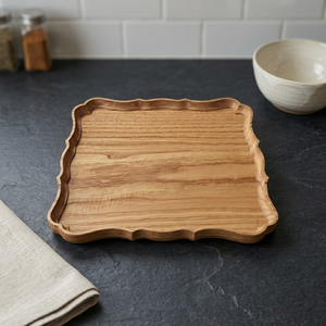 Bandeja de Bambú Cuadrada para Servir Comida y Aperitivos, Diseño Duradero con Bordes Festoneados, Hecha a Mano, Pulida, de Madera Natural Sólida, de Lujo - Product Image 1