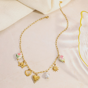 Collar de cadena para clavícula chapado en oro con forma de corazón, con incrustaciones de perlas y diamantes, estilo vacacional. - Product Image 3