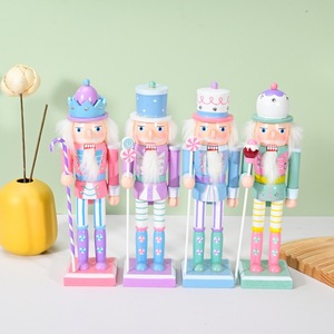 Ornement Soldat <span class=keywords><strong>Casse</strong></span>-<span class=keywords><strong>Noisette</strong></span> Coloré Macaron Écologique Fait Main avec Détails Peints à la Main et Finition Brillante pour Noël et le Nouvel An - Product Image 3