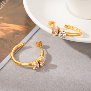 Boucles d'oreilles en forme de C en acier inoxydable plaqué or 18 carats, serties de zircon scintillant, bijoux de mode pour femmes - Product Image 4