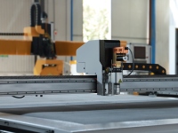 Plotter CNC con Cuchilla Vibratoria para Letras en Fieltro, Gráficos de Vinilo, Rotulación de Vehículos y Adhesivos de Gran Formato