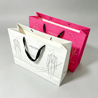 Sacs en papier personnalisés pour vêtements, sacs en papier couché avec poignée en ruban satiné, sacs cadeaux pour studio de mode