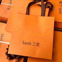 Sac cadeau en papier kraft de luxe écologique avec logo personnalisé et poignées en ruban pour l'emballage de bijoux et la vente au détail