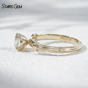 Bague solitaire StarsGem en or massif 10 carats plaqué rhodium, design colonne romaine, diamant de laboratoire taille brillant 1,0 carat - Product Image 4