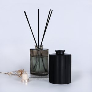 Hot sale 200ml black round stripe custom glass reed diffuser bottles with cork packaging