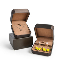Fabricant professionnel de boîtes de présentation de bijoux en similicuir, logo personnalisé, vente en gros, étui pour bagues et colliers, fermeture à fermoir, gravé