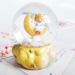 Boule de <span class=keywords><strong>neige</strong></span> artificielle lumineuse <span class=keywords><strong>Prince</strong></span> de 100 mm personnalisée, décoration de Noël, fabriquée en résine et en verre, pour cadeaux, décoration de la maison - Product Image 4
