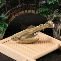 Statue de poisson en pierre cachée en laiton antique Simulation de jouet de poisson Collection créative d'artisanat en laiton massif