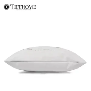 غطاء وسادة بيضاء مربعة وبتصميم عتيق من Tiffany Home حسب الطلب ويتميز بالتطريز وملصق خاص بالوسادة