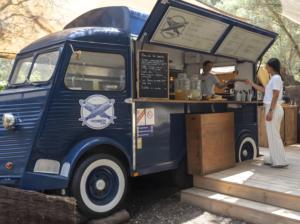 Camion de restauration mobile rétro bleu personnalisé avec station de boissons Mojito réfrigérées, comptoir à desserts pour festival de musique - Product Image 2