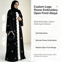 Abaya noire ouverte pour usage quotidien, en tissu Nida, avec broderie florale dispersée, bordure en dentelle festonnée, manches chauve-souris, style modeste, maxi, personnalisable
