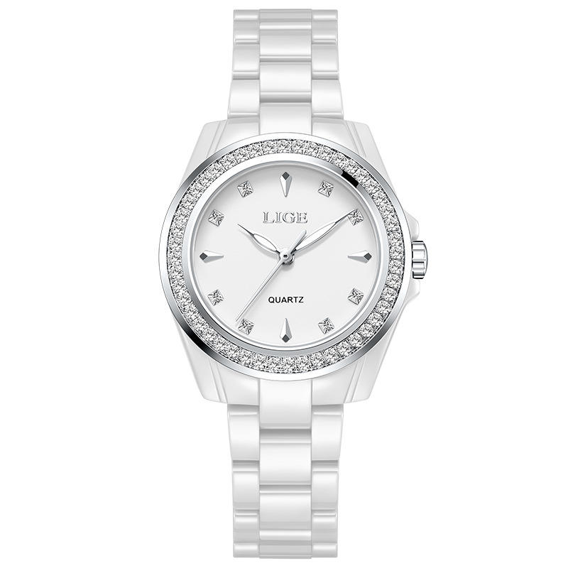 สีขาวเงิน