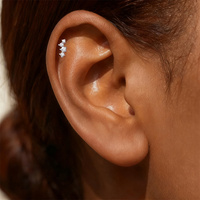 Pendiente de cartílago de oreja geométrico de moda con moissanita de corte Asscher, diseño de flor, estrella, borla y parte trasera plana roscada 100% de otros materiales.