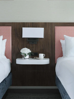 Maßgefertigtes Hampton Inn Hotel Design Schlafzimmer-Möbelset für Hotels - TV-Panel + Couchtisch + Sofa + Kopfteil + Schminktisch