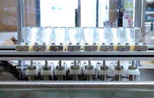 Suministro directo de fábrica Línea automática de producción de máquina de llenado y tapado de bebidas - Product Image 3