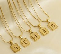 Collar con letra inicial hueca de acero inoxidable chapado en oro de 18 quilates rectangular a la moda