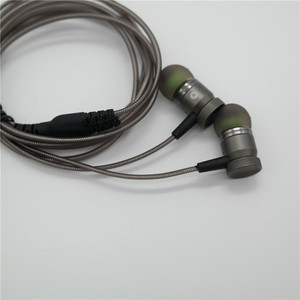 ปลั๊กหูฟังโลหะรูปตัว L ขนาด 3.5 มม. สีเทาไทเทเนียม สำหรับเสียงเบสหนักแน่นของเอ็มพี 3 - Product Image 1